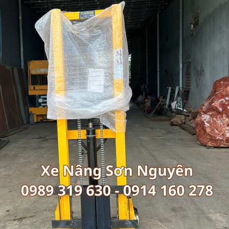 Mẫu Xe Nâng Màu Vàng 