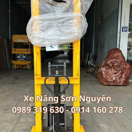 Mẫu Xe Nâng Màu Vàng 